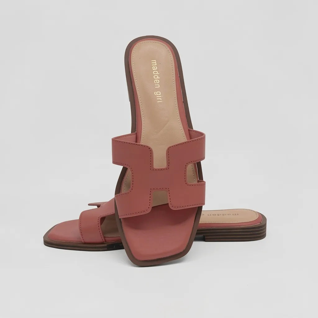 Madden Girl Sandalia Slip On Palo Rosa N/A Café Empeine Suela Café | Photo Studio AI | 5