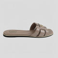 GBG Sandalia Slip On Arena Placa Dorado Empeine Suela Café oscuro/ Dorado | Photo Studio AI | 1