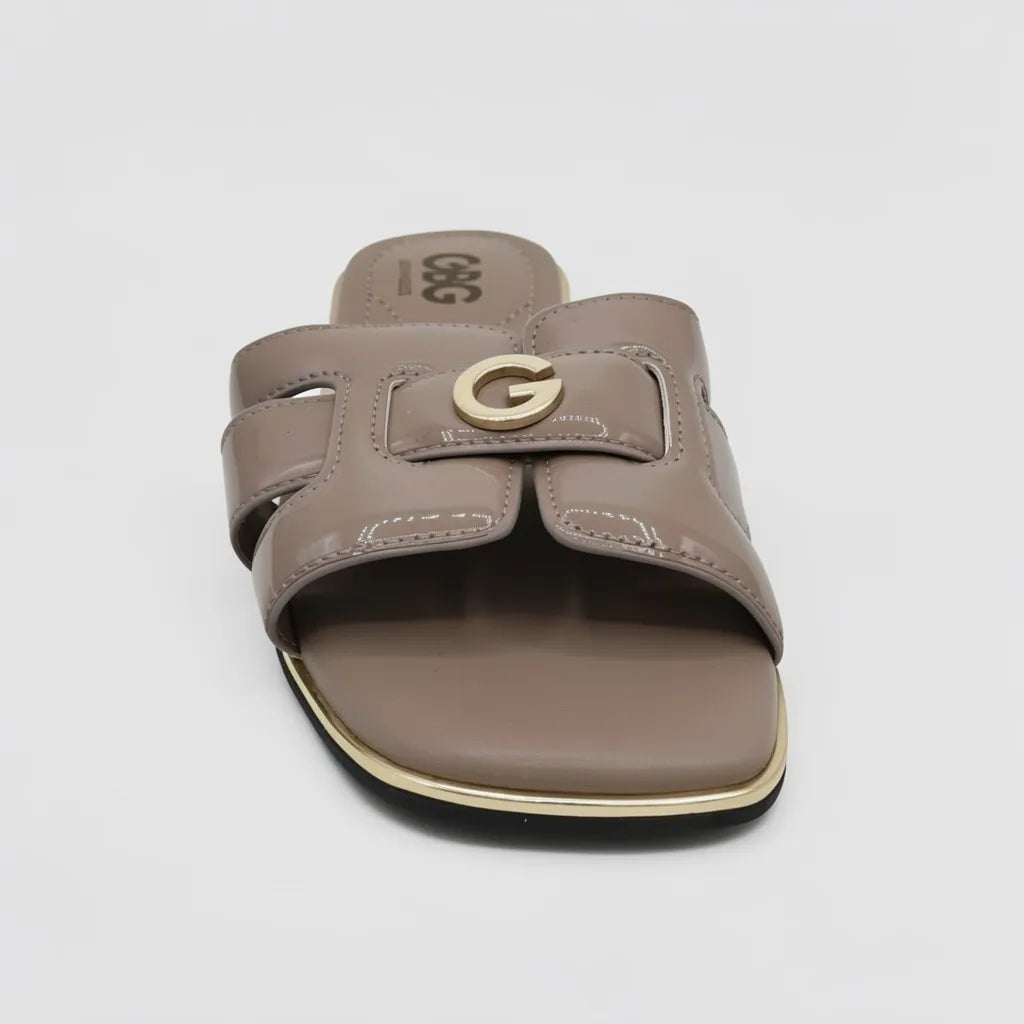 GBG Sandalia Slip On Arena Placa Dorado Empeine Suela Café oscuro/ Dorado | Photo Studio AI | 3