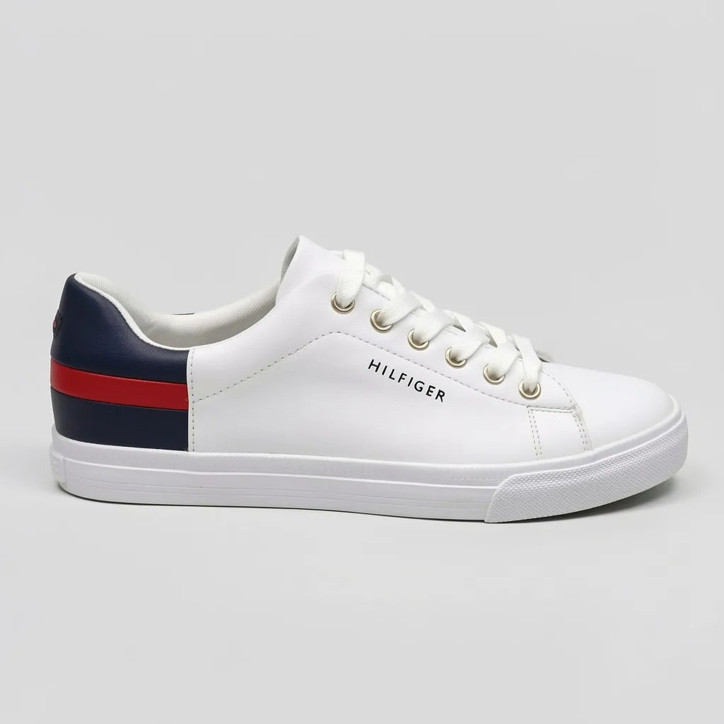 Tommy Tenis Minimal Blanco Bandera Rojo/ Azul Talón Suela Blanca | Photo Studio AI | 1