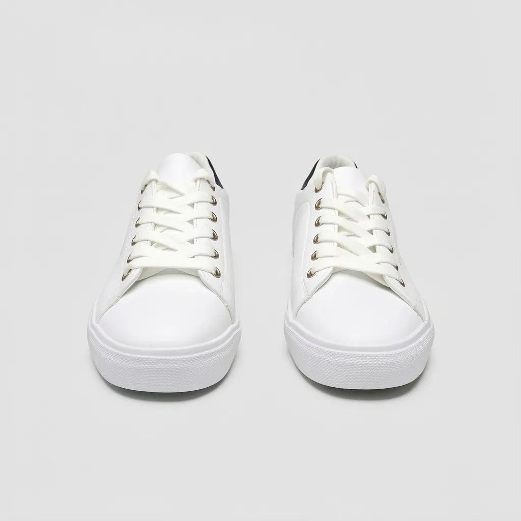 Tommy Tenis Minimal Blanco Bandera Rojo/ Azul Talón Suela Blanca | Photo Studio AI | 5