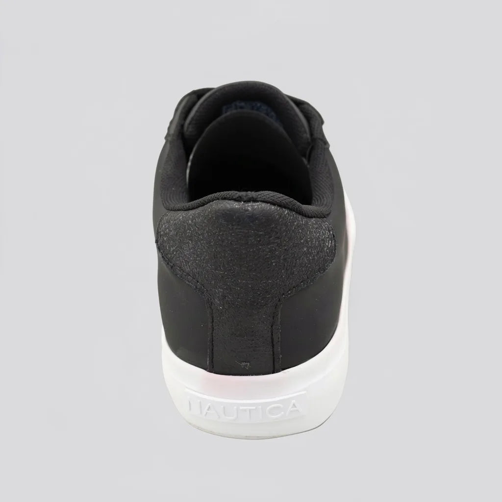 Nautica Tenis Minimal Negro Logo Dorado Lateral Suela Blanca | Photo Studio AI | 1