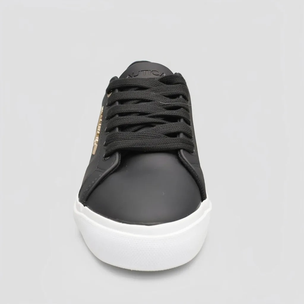 Nautica Tenis Minimal Negro Logo Dorado Lateral Suela Blanca | Photo Studio AI | 2