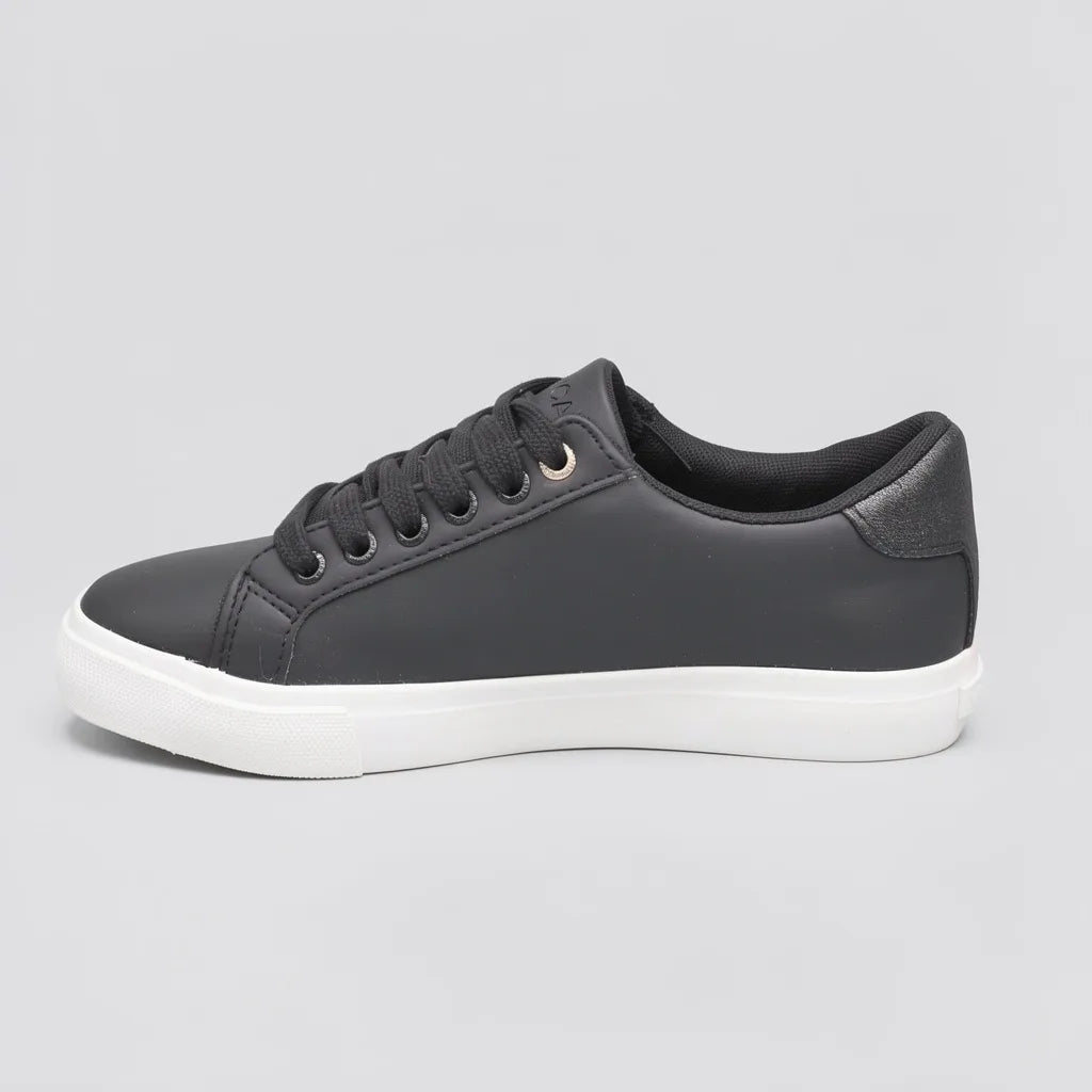 Nautica Tenis Minimal Negro Logo Dorado Lateral Suela Blanca | Photo Studio AI | 4