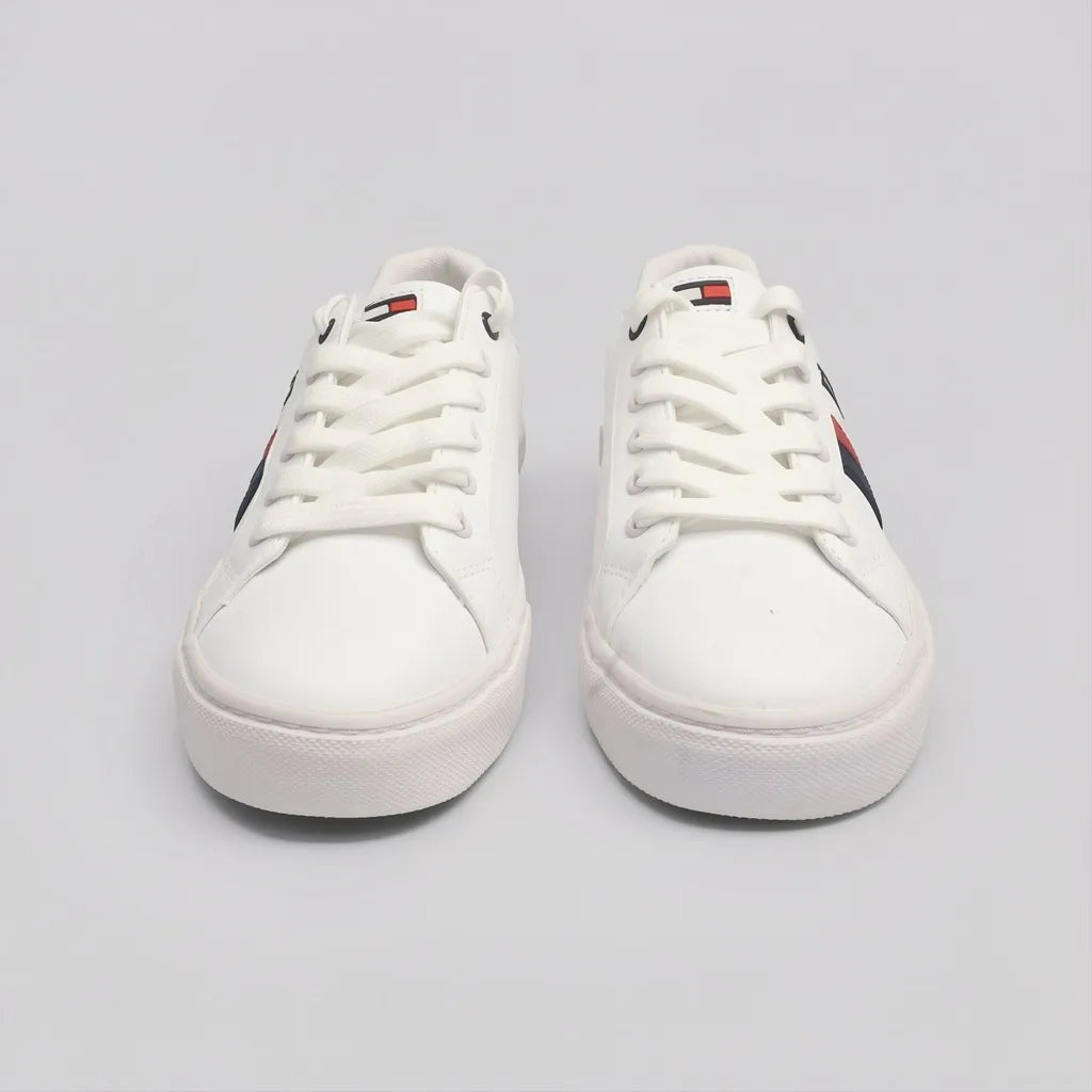 Tommy Tenis Minimal Blanco Bandera Rojo/ Azul/ Blanco Lateral Suela Blanca | Photo Studio AI | 1