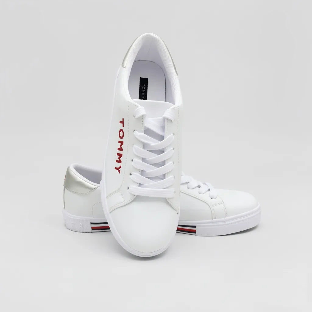 Tommy Tenis Minimal Blanco Bandera Rojo/ Azul/ Blanco Lateral Suela Blanca | Photo Studio AI | 5