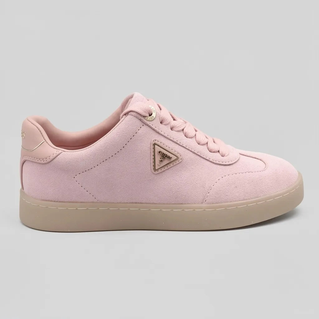 Guess Tenis Minimal Rosado Detalles Dorado Lengüeta y Lateral Suela Café Claro | Photo Studio AI | 1