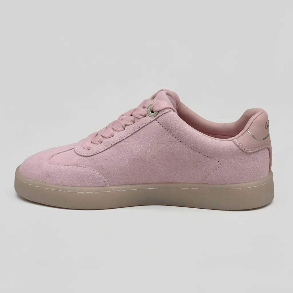 Guess Tenis Minimal Rosado Detalles Dorado Lengüeta y Lateral Suela Café Claro | Photo Studio AI | 2