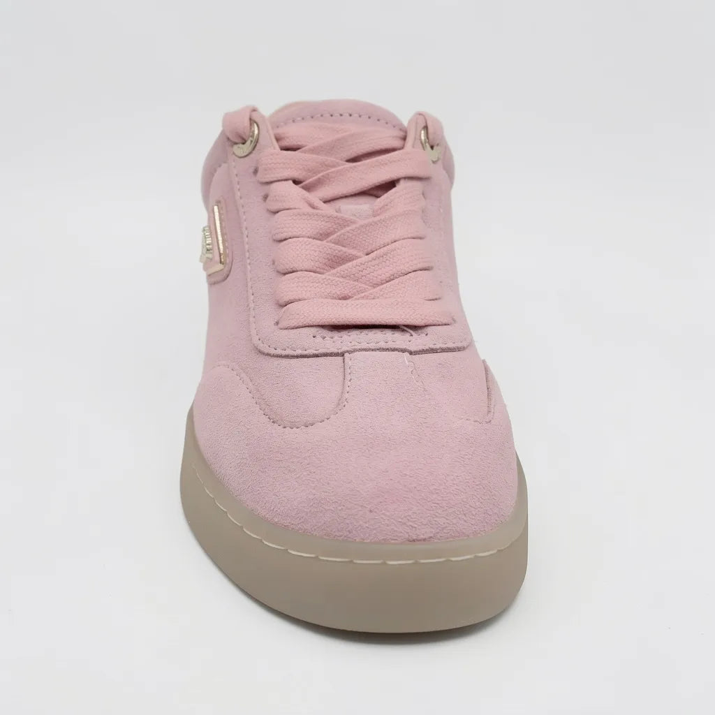Guess Tenis Minimal Rosado Detalles Dorado Lengüeta y Lateral Suela Café Claro | Photo Studio AI | 3