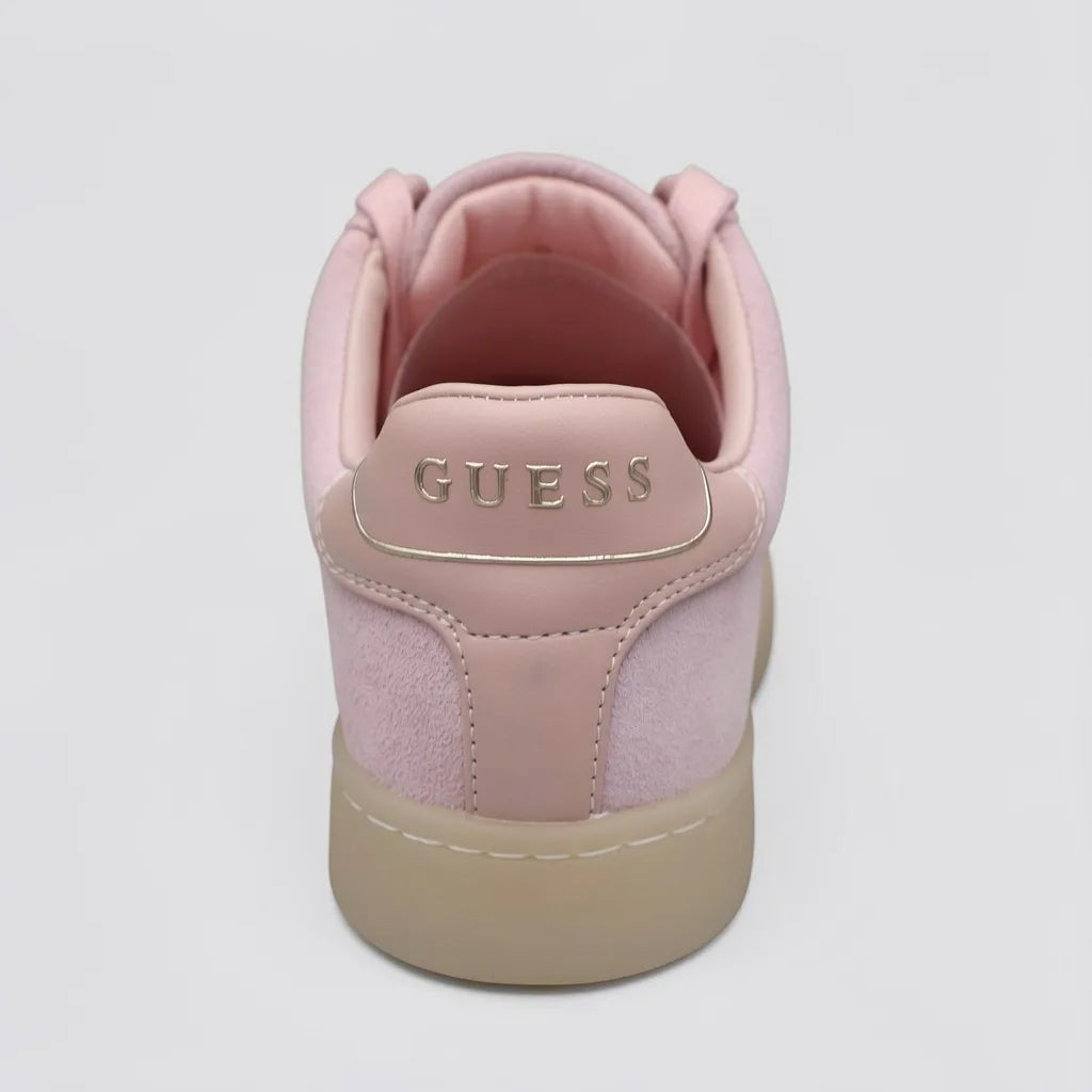 Guess Tenis Minimal Rosado Detalles Dorado Lengüeta y Lateral Suela Café Claro | Photo Studio AI | 4