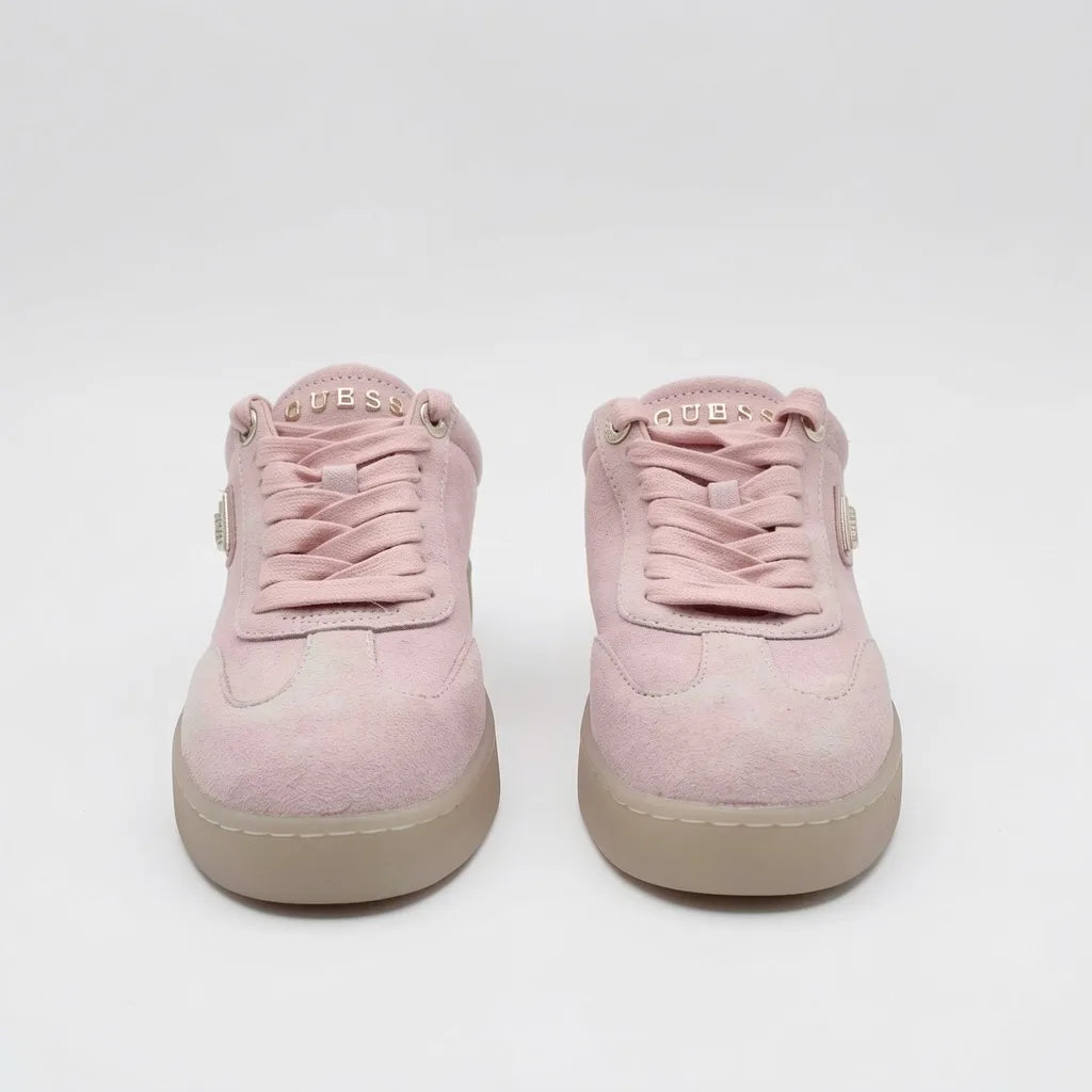 Guess Tenis Minimal Rosado Detalles Dorado Lengüeta y Lateral Suela Café Claro | Photo Studio AI | 5