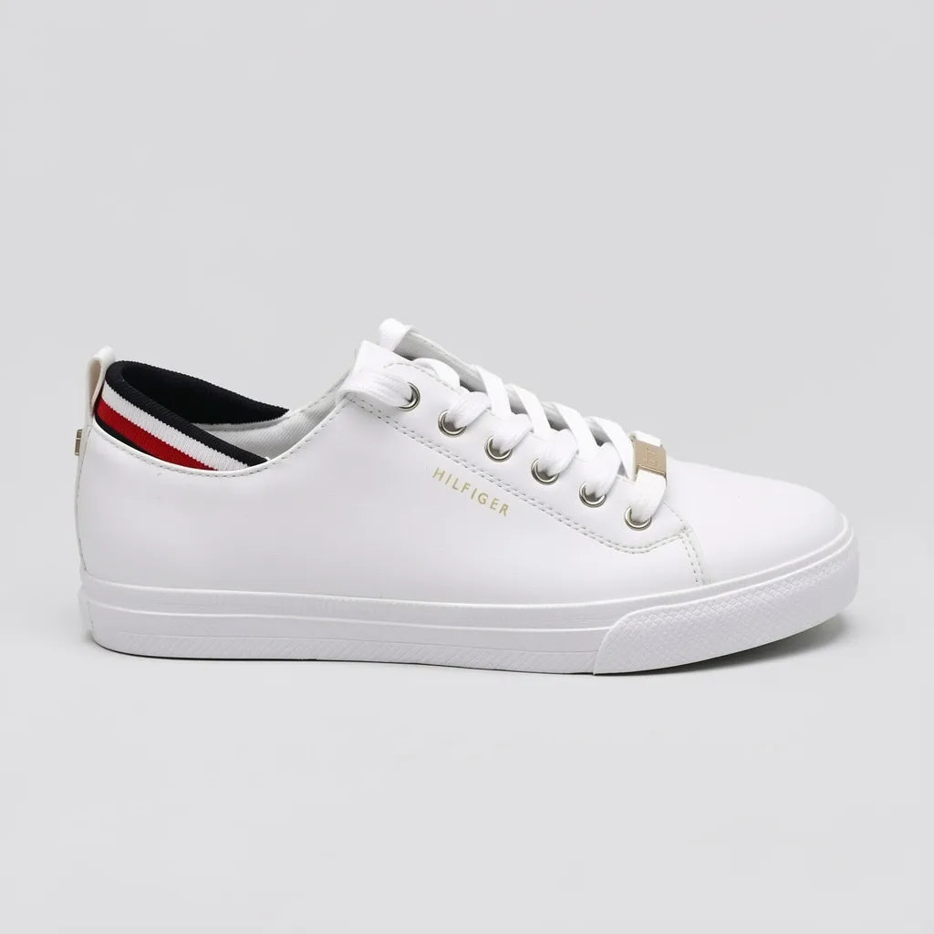 Tommy Tenis Minimal Blanco Bandera Rojo/ Azul/ Blanco Cuello Interno/ Externo Suela Blanca | Photo Studio AI | 1