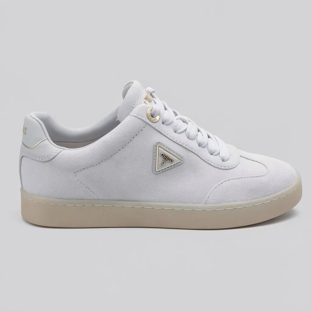 Guess Tenis Minimal Gris Detalles Dorado Lateral, Lengüeta y talón Suela Café Claro | Photo Studio AI | 1