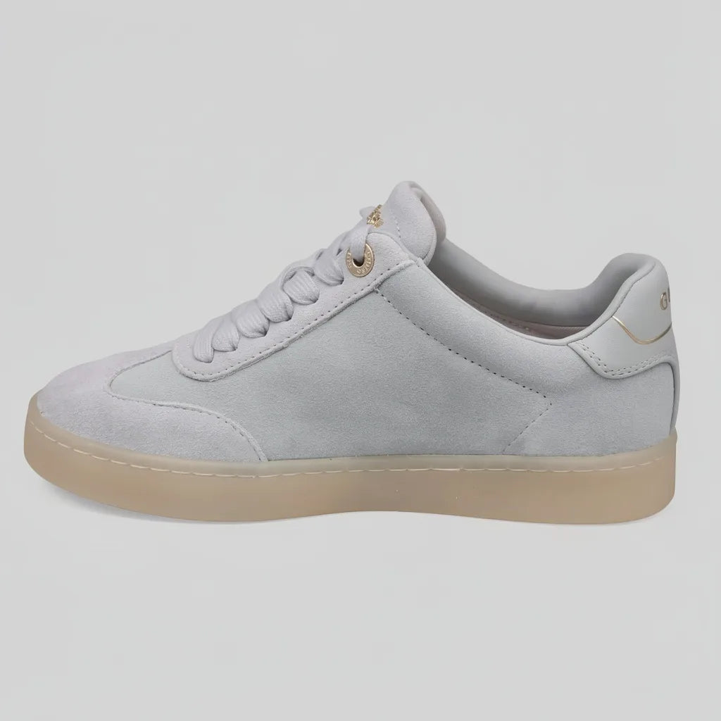 Guess Tenis Minimal Gris Detalles Dorado Lateral, Lengüeta y talón Suela Café Claro | Photo Studio AI | 2