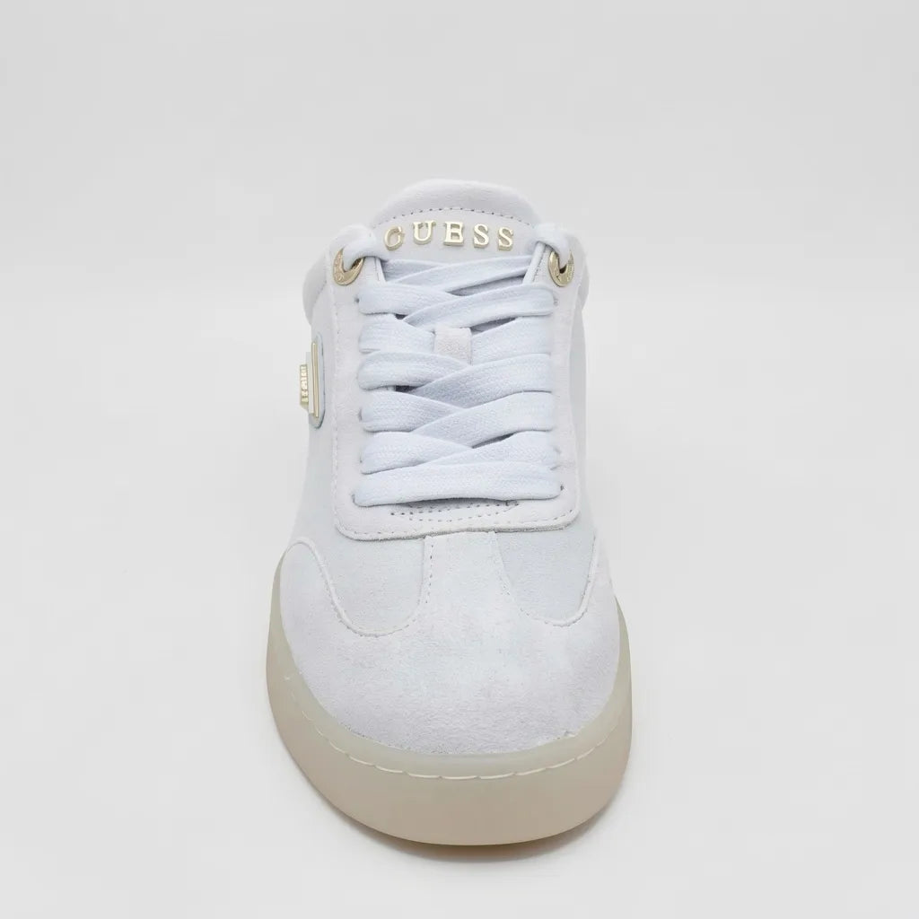 Guess Tenis Minimal Gris Detalles Dorado Lateral, Lengüeta y talón Suela Café Claro | Photo Studio AI | 3