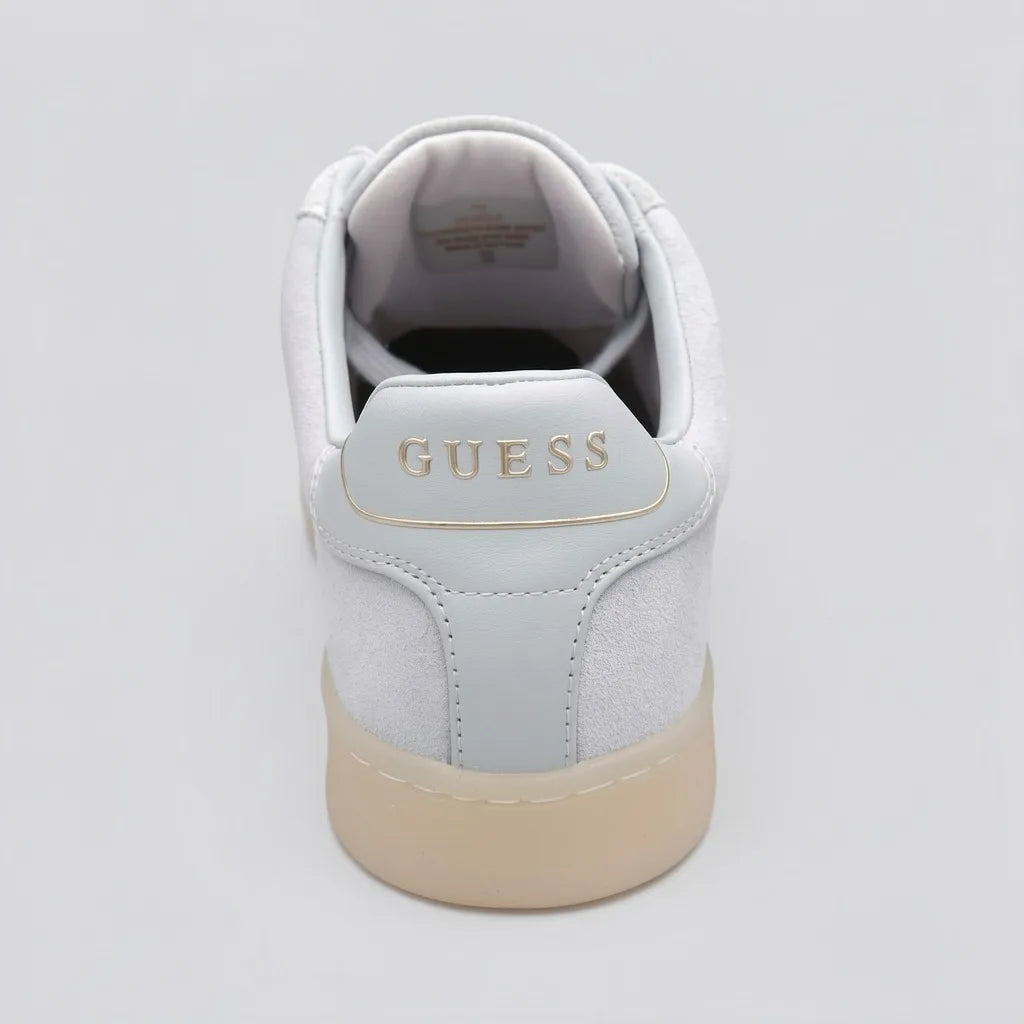 Guess Tenis Minimal Gris Detalles Dorado Lateral, Lengüeta y talón Suela Café Claro | Photo Studio AI | 4