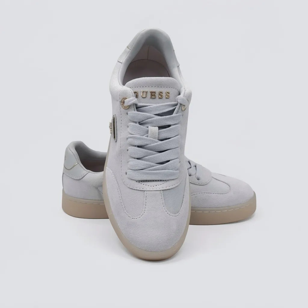 Guess Tenis Minimal Gris Detalles Dorado Lateral, Lengüeta y talón Suela Café Claro | Photo Studio AI | 5