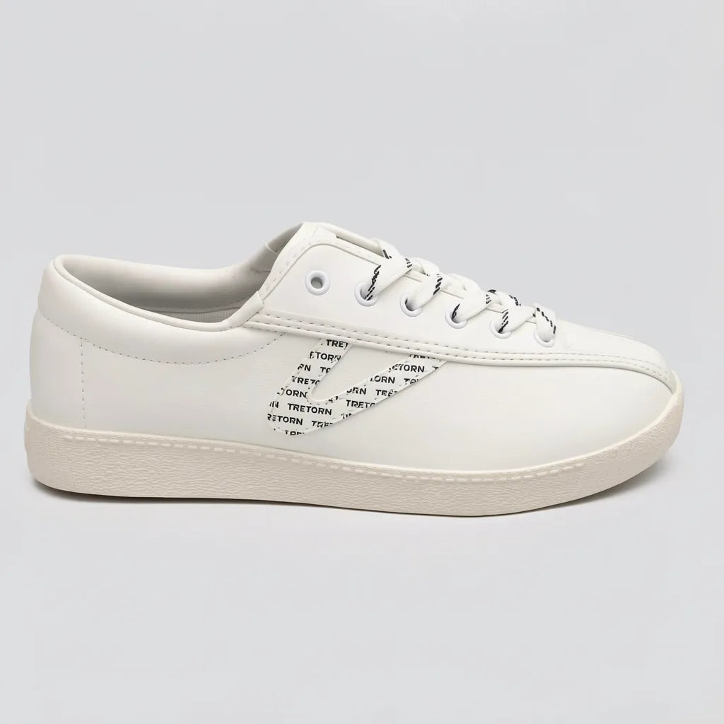 Tretorn Tenis Minimal Blanco hueso Diseño Azul Marino Lateral Suela Crema | Photo Studio AI | 1