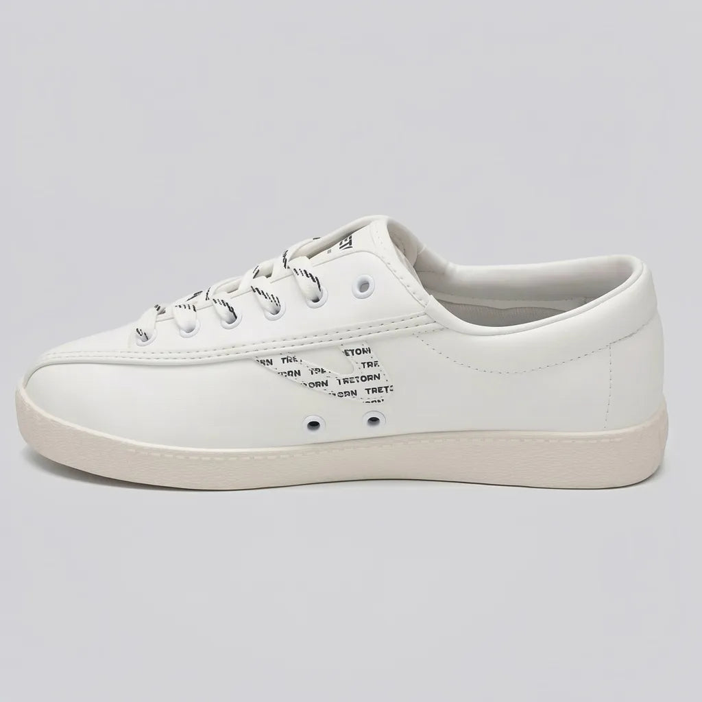 Tretorn Tenis Minimal Blanco hueso Diseño Azul Marino Lateral Suela Crema | Photo Studio AI | 2