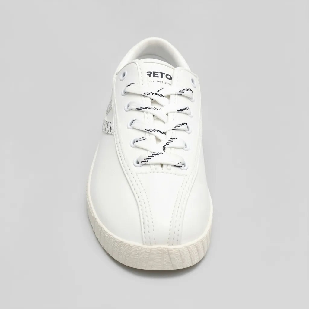 Tretorn Tenis Minimal Blanco hueso Diseño Azul Marino Lateral Suela Crema | Photo Studio AI | 3