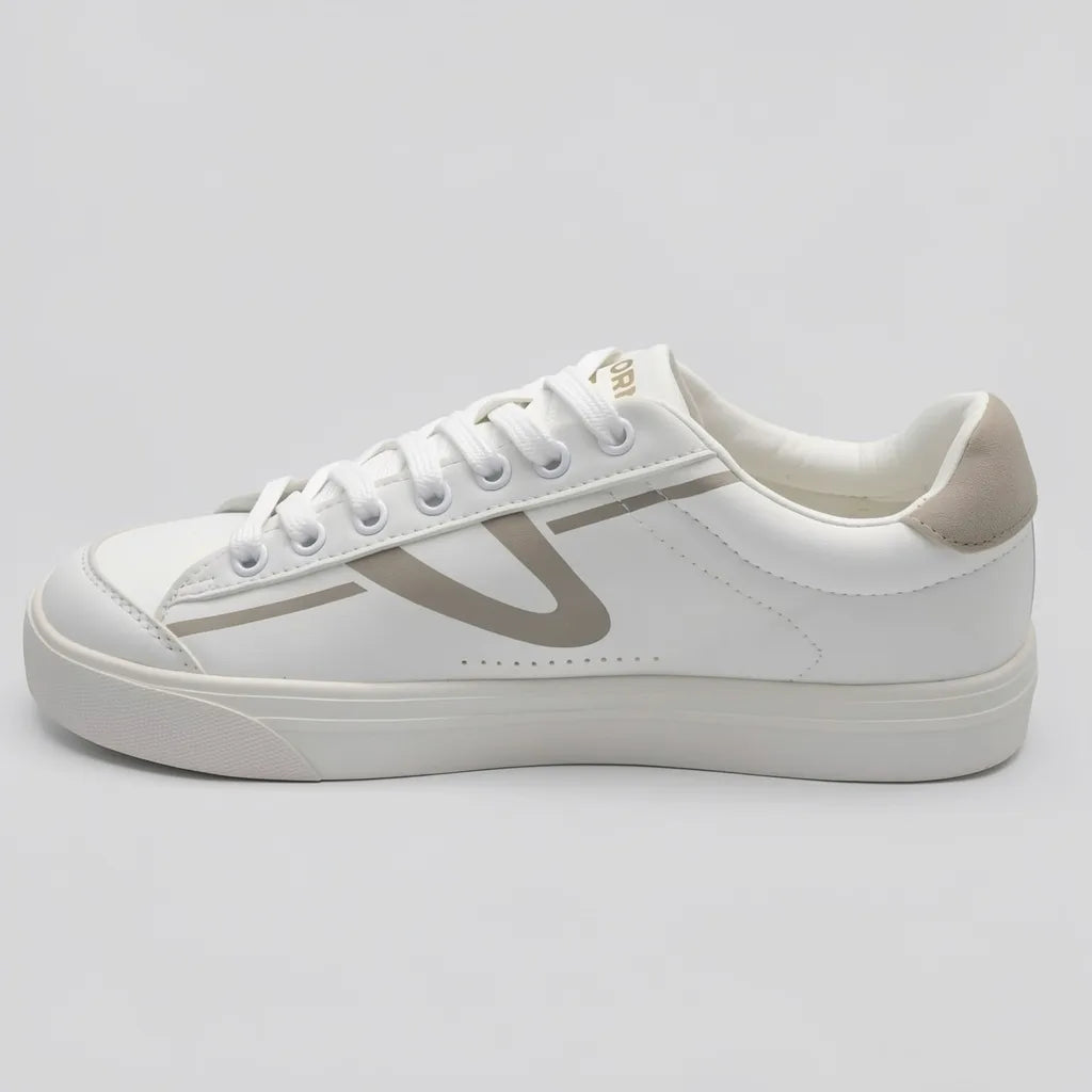 Tretorn Tenis Minimal Blanco hueso Detalles Beige Lateral y Talón Suela Blanco Hueso | Photo Studio AI | 2