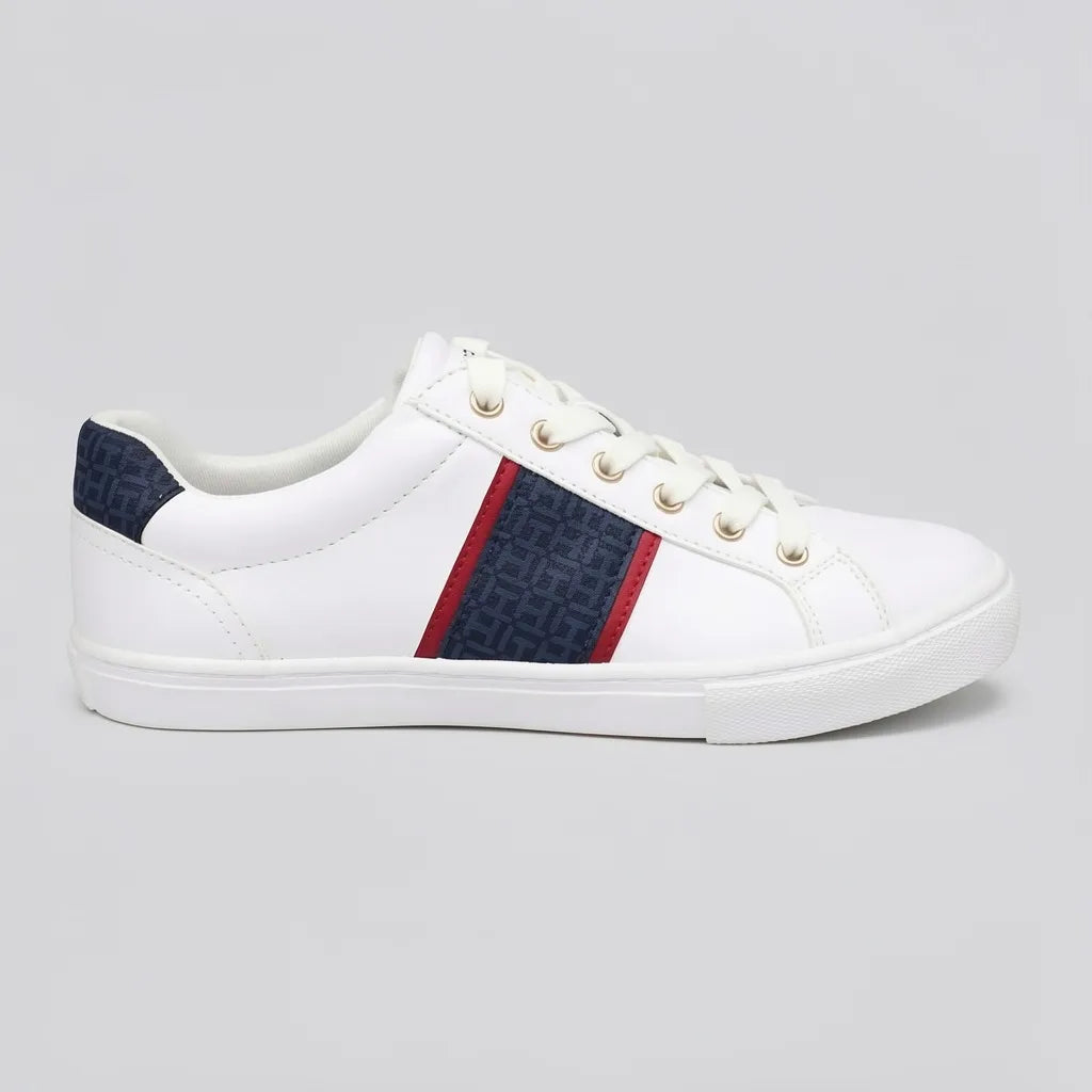 Tommy Tenis Minimal Blanco Estampado TH Rojo/ Azul Lateral y Talón Suela Blanca | Photo Studio AI | 1