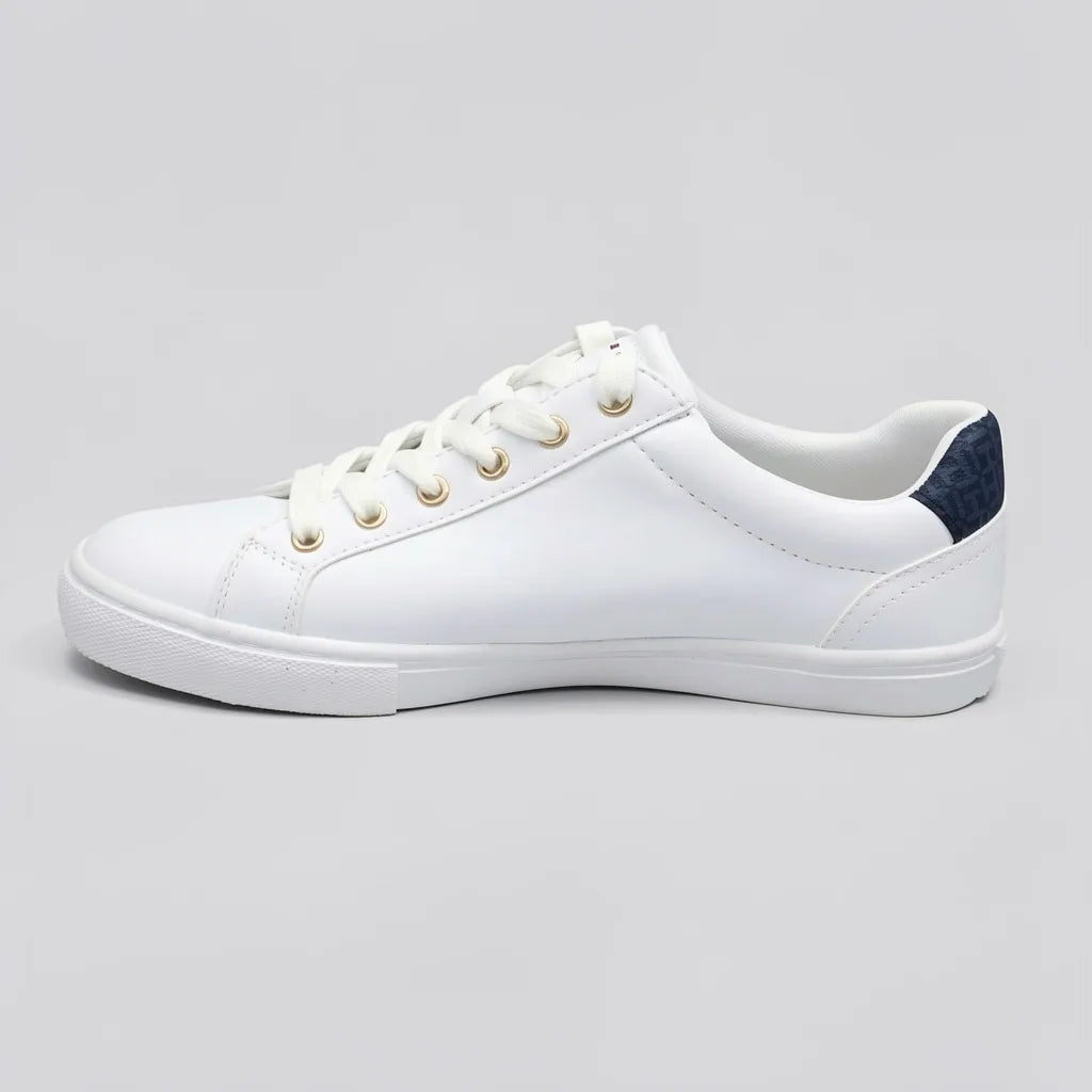 Tommy Tenis Minimal Blanco Estampado TH Rojo/ Azul Lateral y Talón Suela Blanca | Photo Studio AI | 2