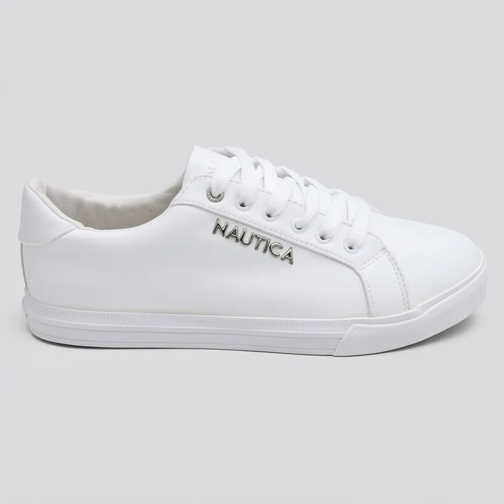 Nautica Tenis Minimal Blanco Logo Plateado Lateral Suela Blanca | Photo Studio AI | 1
