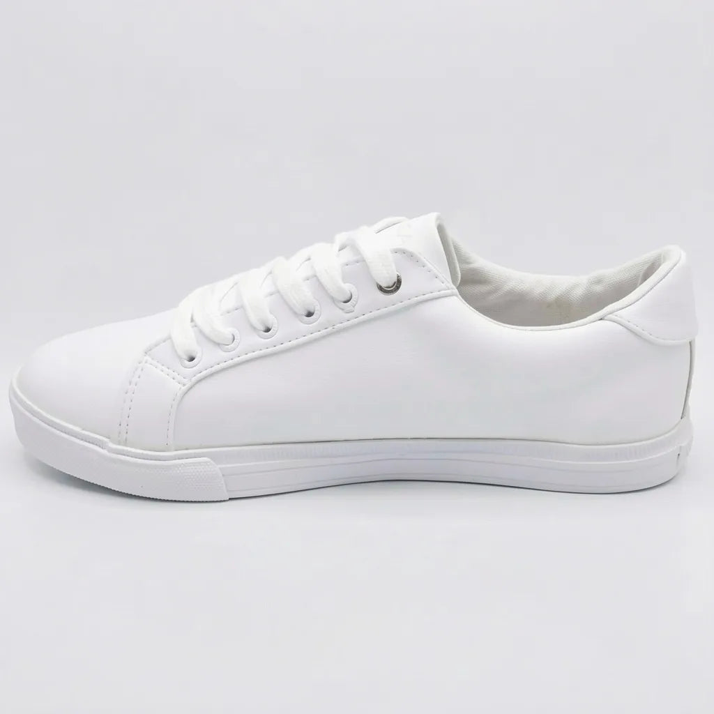 Nautica Tenis Minimal Blanco Logo Plateado Lateral Suela Blanca | Photo Studio AI | 2