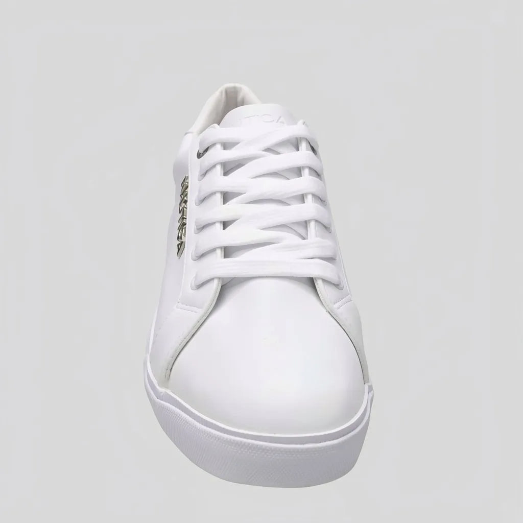 Nautica Tenis Minimal Blanco Logo Plateado Lateral Suela Blanca | Photo Studio AI | 3