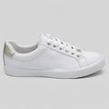 Nine West Tenis Minimal Blanco Detalles Dorado Talón Suela Blanca | Photo Studio AI | 1