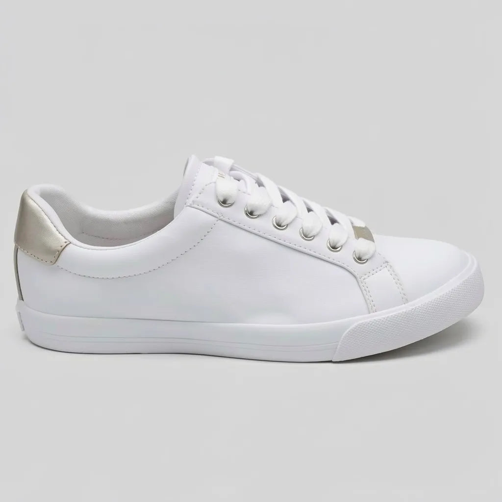 Nine West Tenis Minimal Blanco Detalles Dorado Talón Suela Blanca | Photo Studio AI | 1