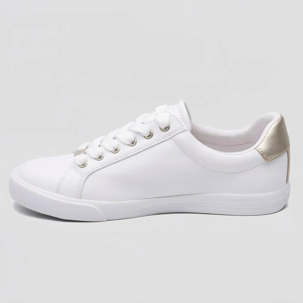 Nine West Tenis Minimal Blanco Detalles Dorado Talón Suela Blanca | Photo Studio AI | 2