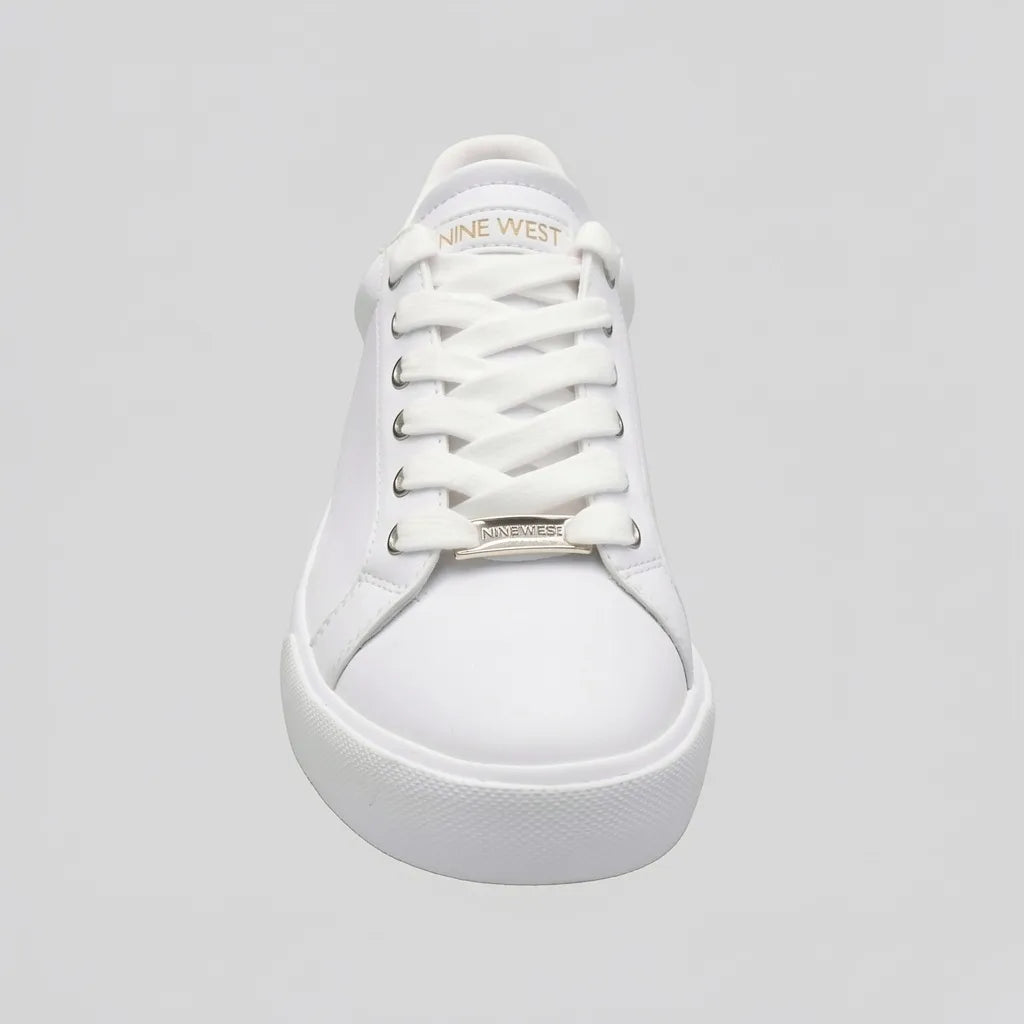 Nine West Tenis Minimal Blanco Detalles Dorado Talón Suela Blanca | Photo Studio AI | 3