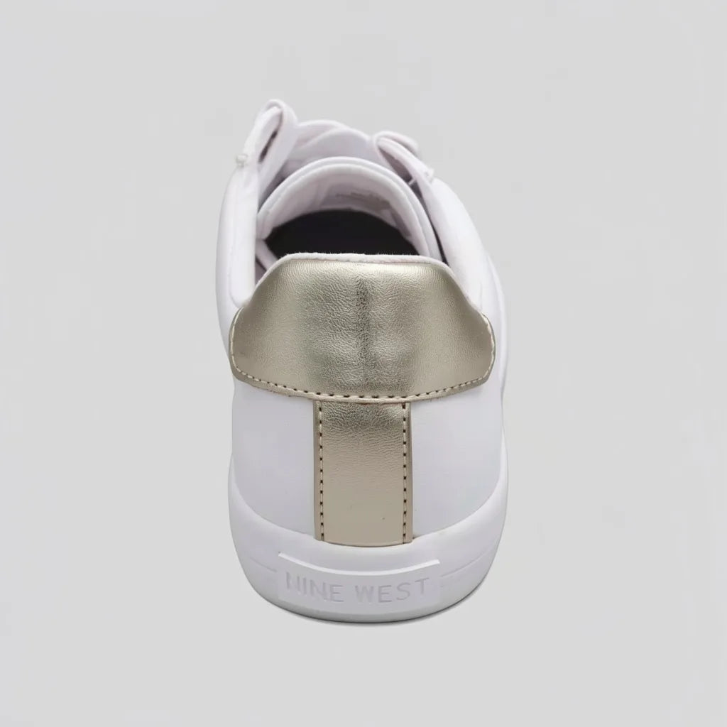 Nine West Tenis Minimal Blanco Detalles Dorado Talón Suela Blanca | Photo Studio AI | 4