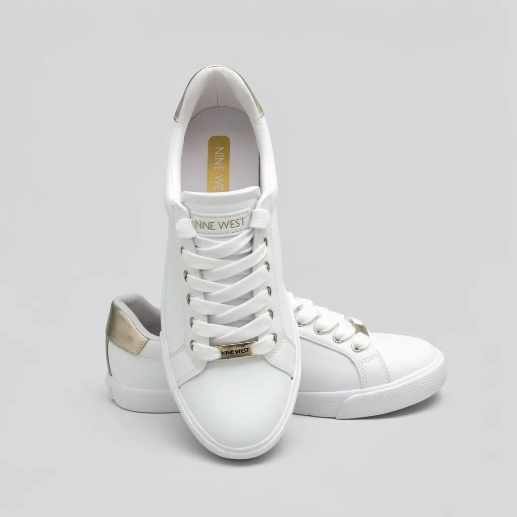 Nine West Tenis Minimal Blanco Detalles Dorado Talón Suela Blanca | Photo Studio AI | 5
