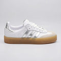 Adidas Tenis Moderno Blanco Detalles Plateado Lateral, Lengüeta y talón Suela Café Claro | Photo Studio AI | 1