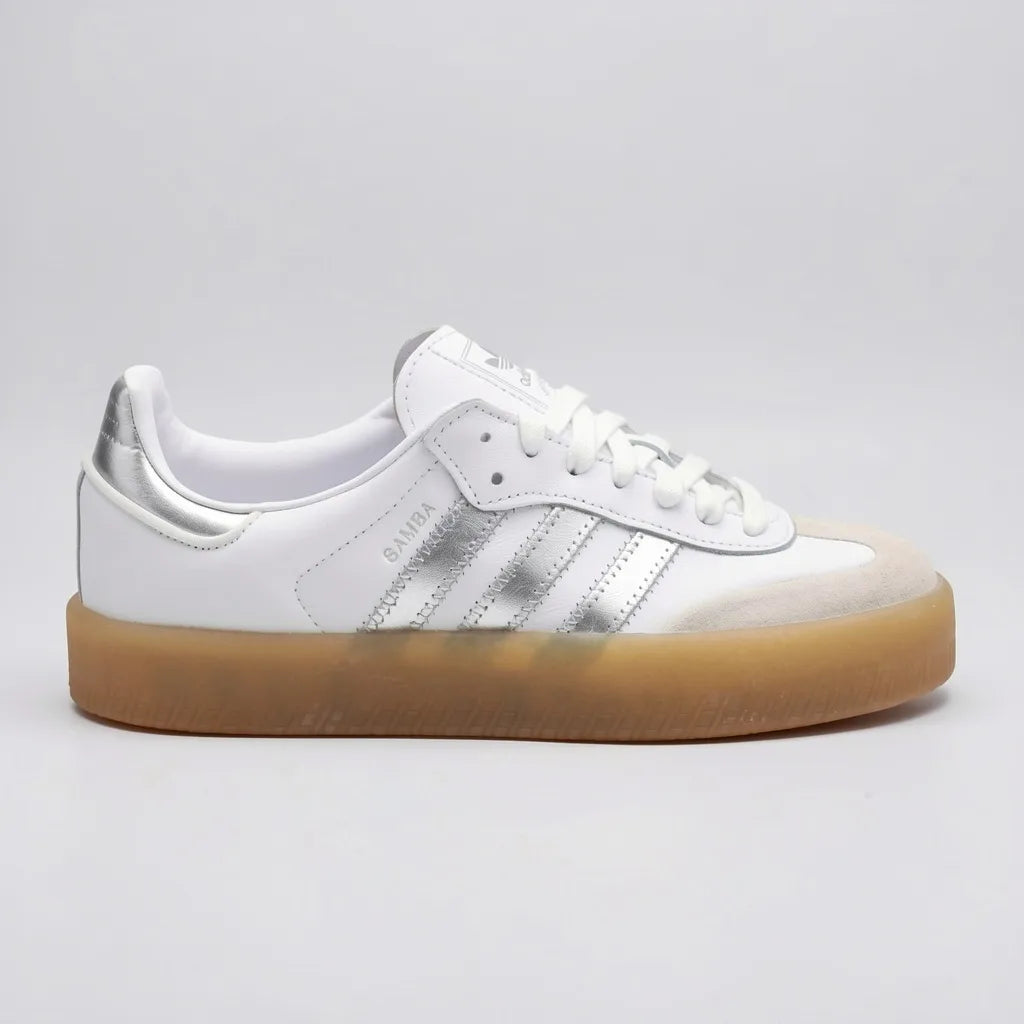 Adidas Tenis Moderno Blanco Detalles Plateado Lateral, Lengüeta y talón Suela Café Claro | Photo Studio AI | 1