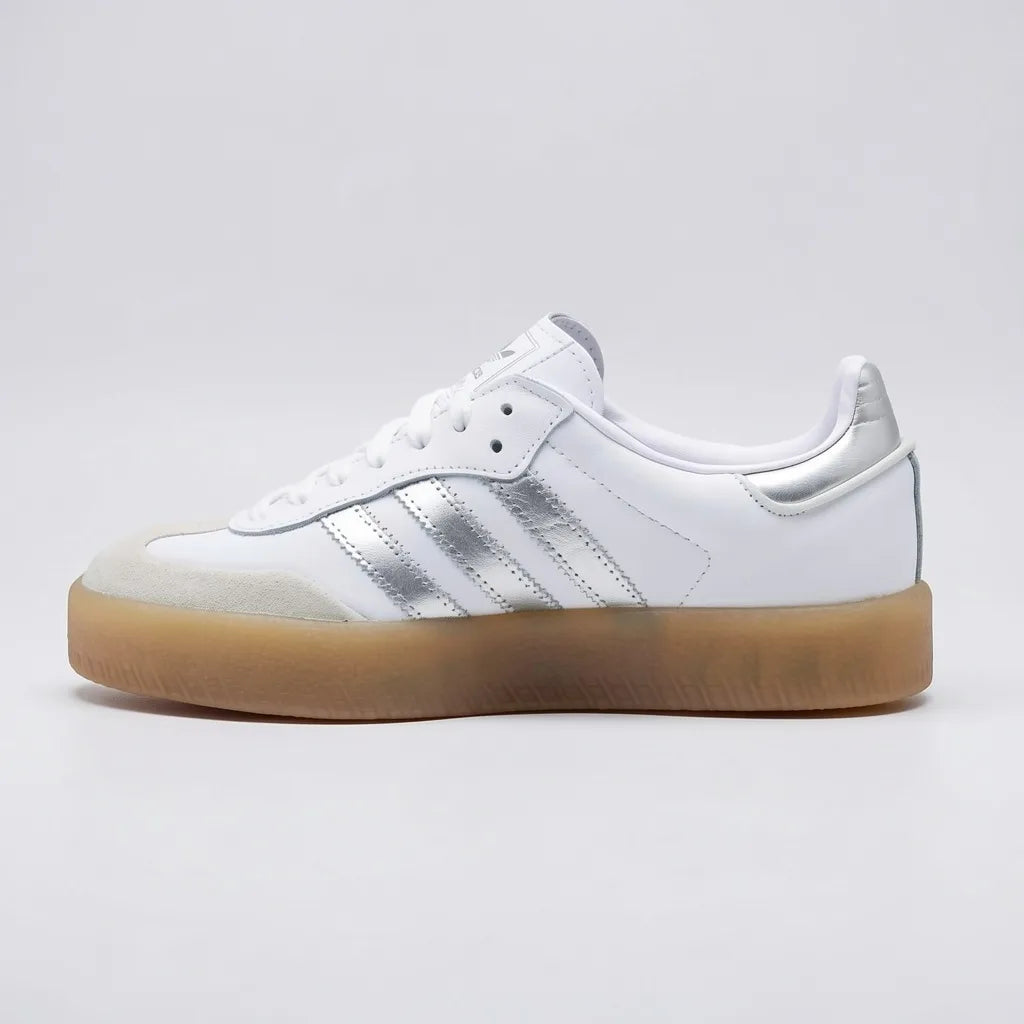 Adidas Tenis Moderno Blanco Detalles Plateado Lateral, Lengüeta y talón Suela Café Claro | Photo Studio AI | 2