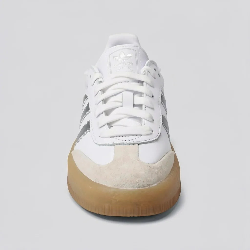 Adidas Tenis Moderno Blanco Detalles Plateado Lateral, Lengüeta y talón Suela Café Claro | Photo Studio AI | 3