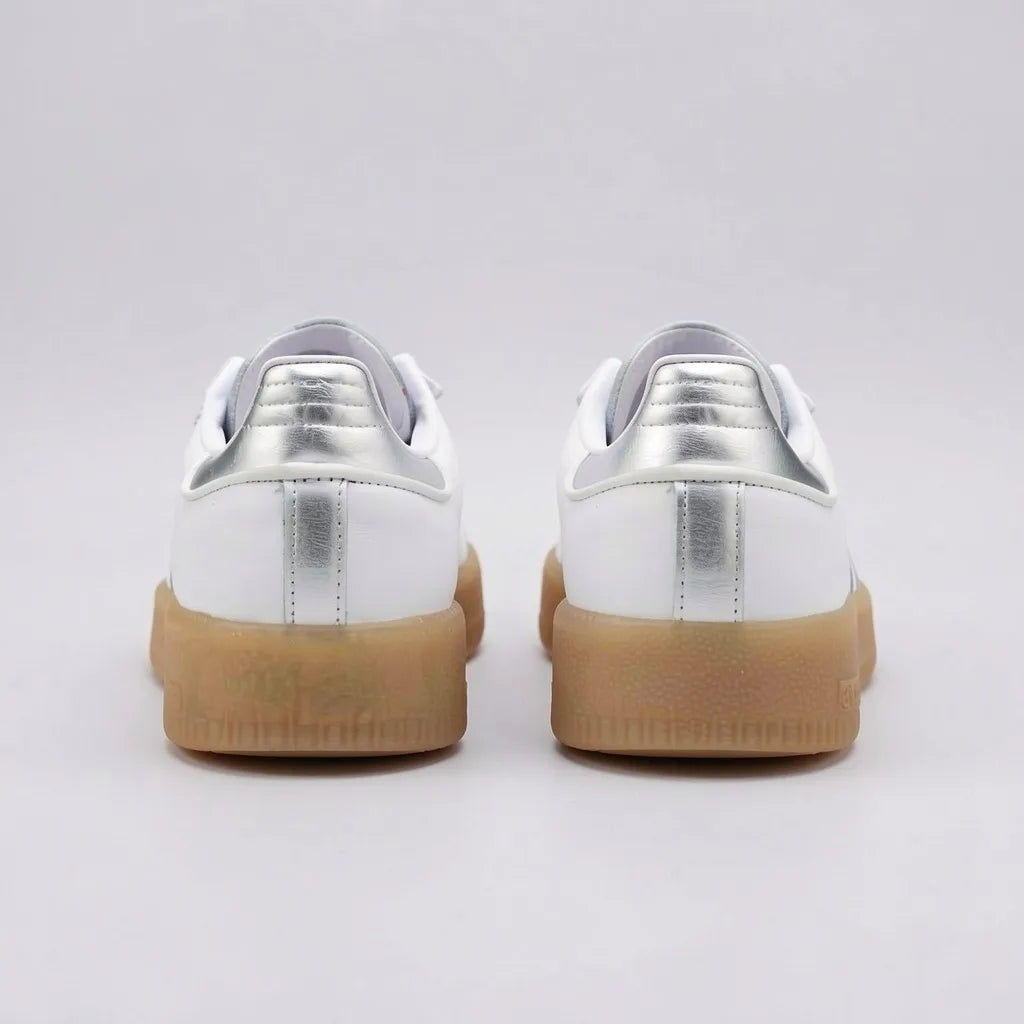 Adidas Tenis Moderno Blanco Detalles Plateado Lateral, Lengüeta y talón Suela Café Claro | Photo Studio AI | 4