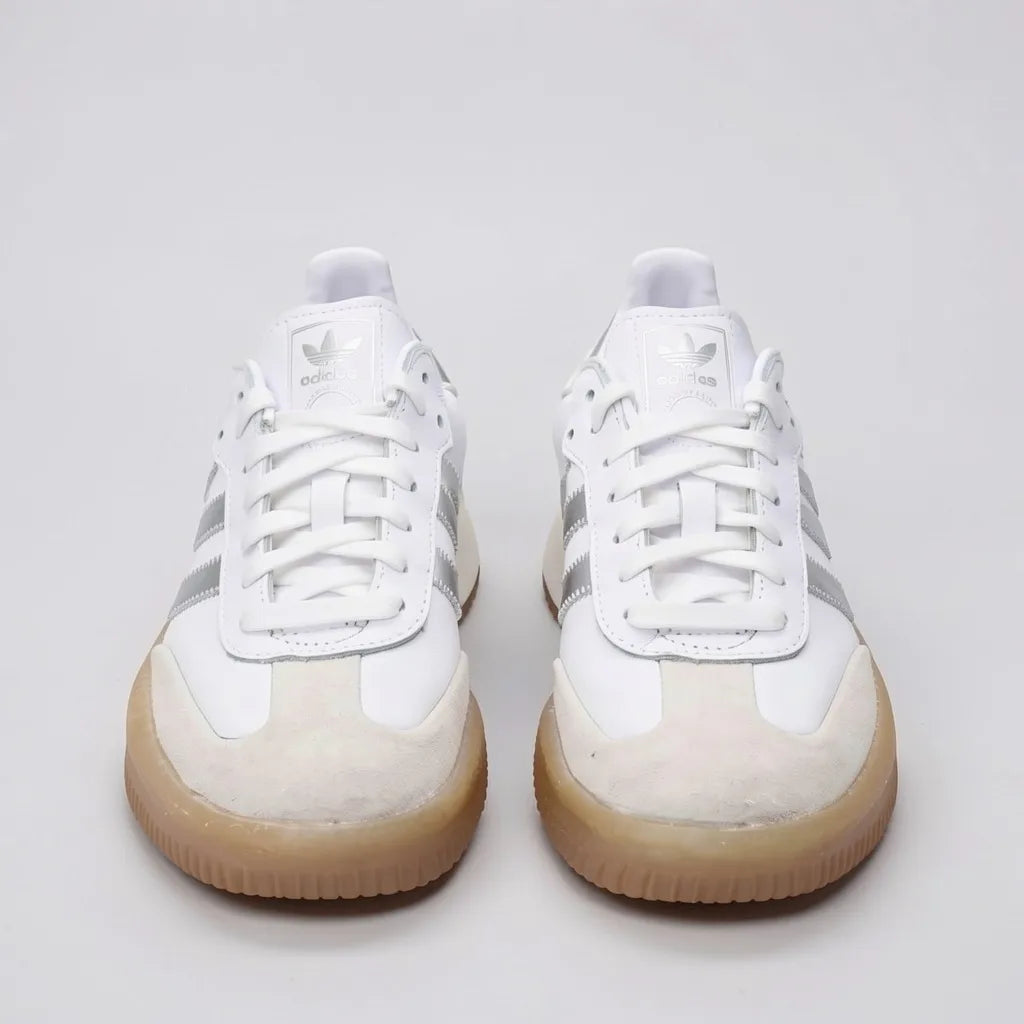 Adidas Tenis Moderno Blanco Detalles Plateado Lateral, Lengüeta y talón Suela Café Claro | Photo Studio AI | 5