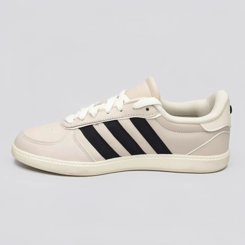Adidas Tenis Urbano Arena Franjas / Lineas Negro Lateral Suela Blanco Hueso | Photo Studio AI | 2