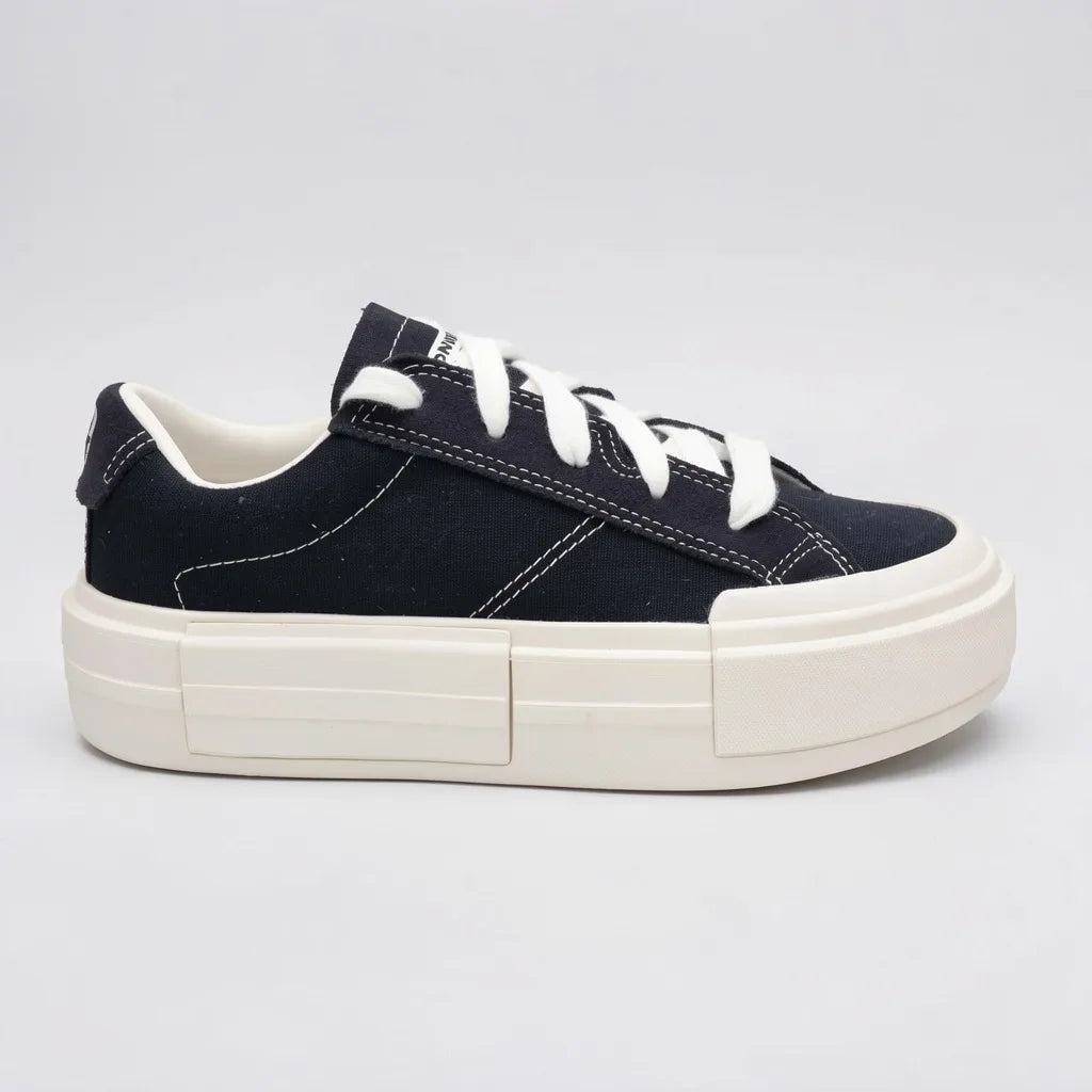 Converse Tenis Plataforma Negro Logo Blanco Lengüeta y Talón Suela Blanco Hueso | Photo Studio AI | 1