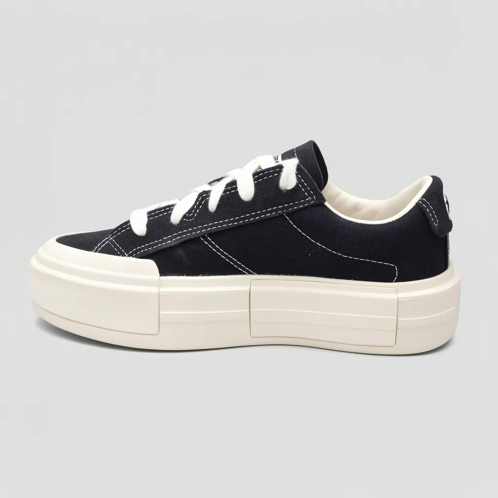 Converse Tenis Plataforma Negro Logo Blanco Lengüeta y Talón Suela Blanco Hueso | Photo Studio AI | 2