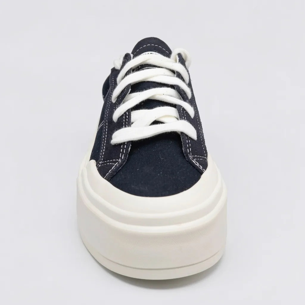 Converse Tenis Plataforma Negro Logo Blanco Lengüeta y Talón Suela Blanco Hueso | Photo Studio AI | 3