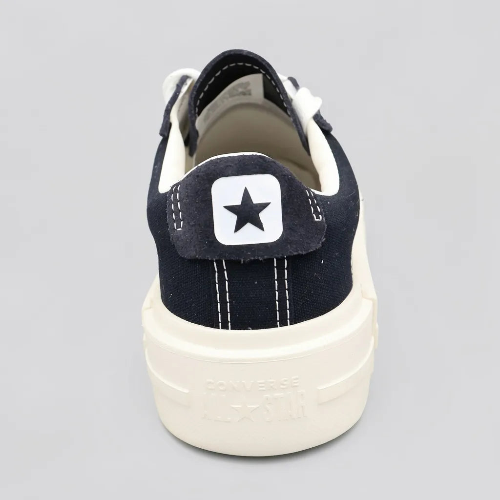 Converse Tenis Plataforma Negro Logo Blanco Lengüeta y Talón Suela Blanco Hueso | Photo Studio AI | 4