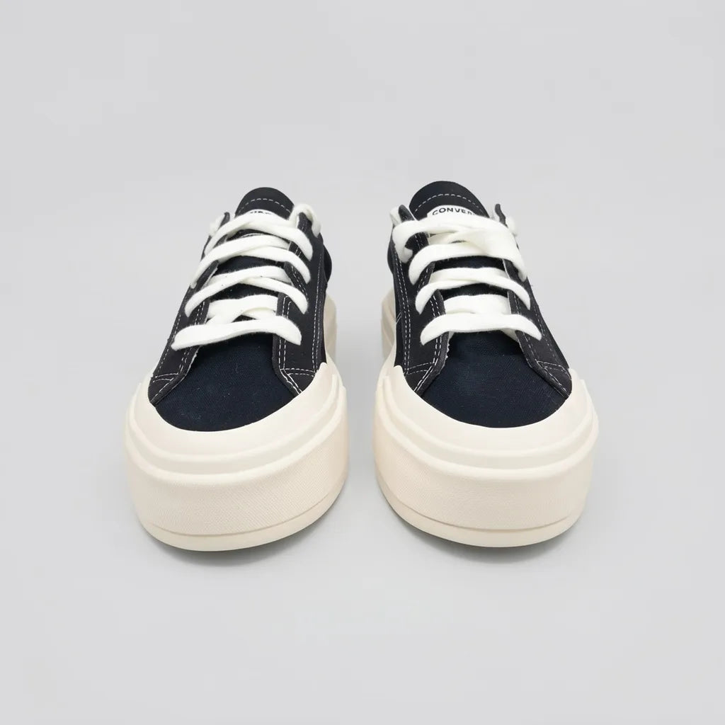 Converse Tenis Plataforma Negro Logo Blanco Lengüeta y Talón Suela Blanco Hueso | Photo Studio AI | 5