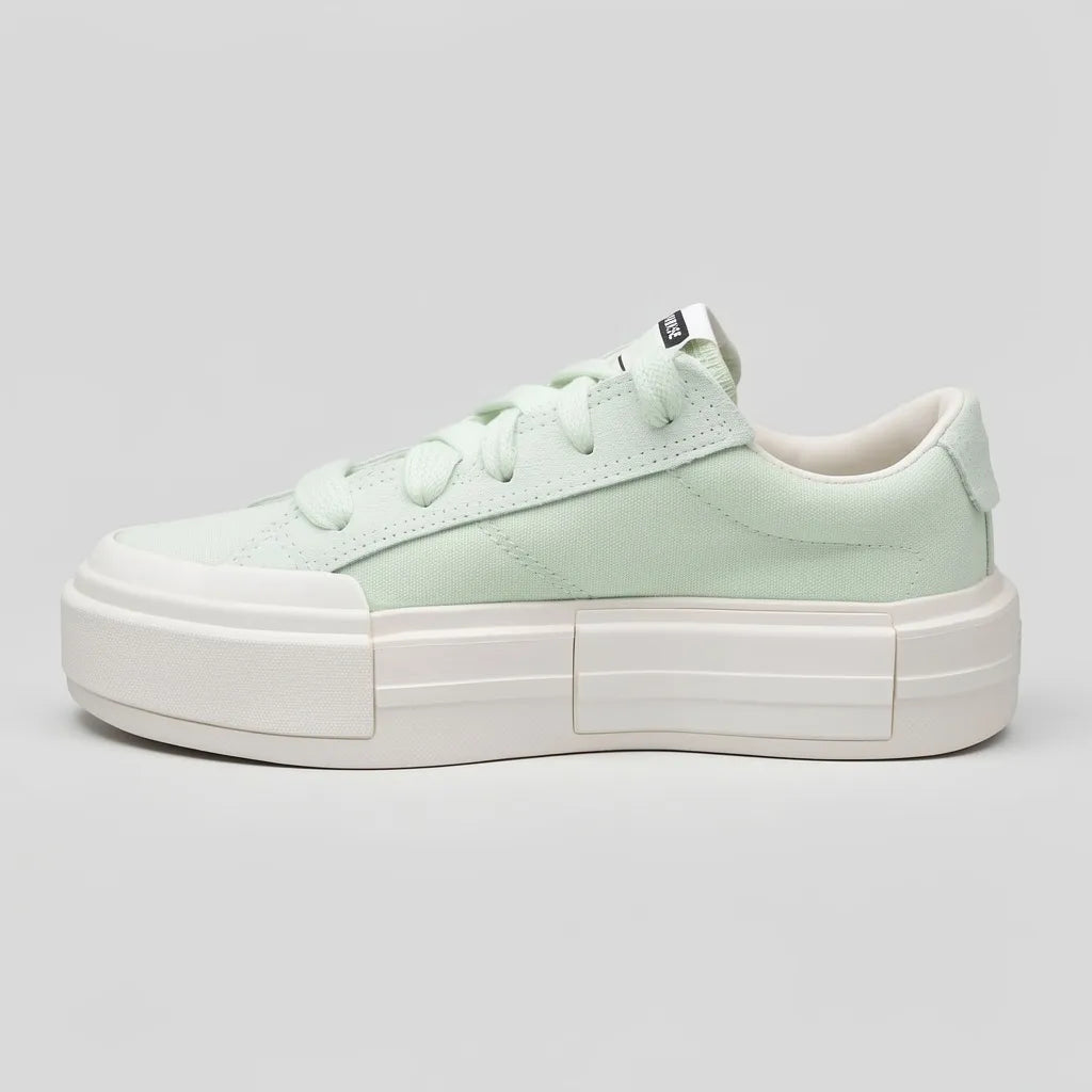 Converse Tenis Plataforma Verde Menta Logo Blanco/ Negro Lengüeta Suela Blanco Hueso | Photo Studio AI | 2