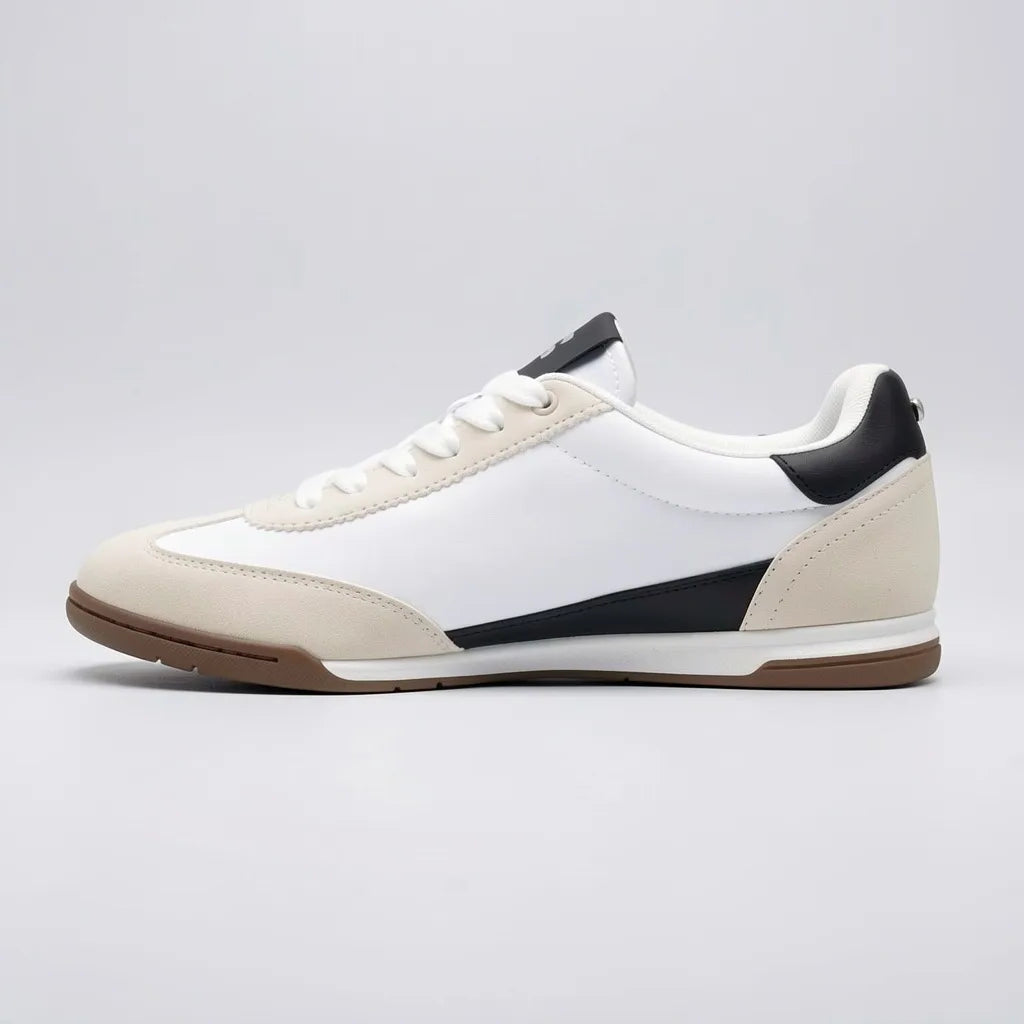GBG Tenis Urbano Blanco Detalles Cuero Negro Lateral y Talón Suela Blanca/ café | Photo Studio AI | 2